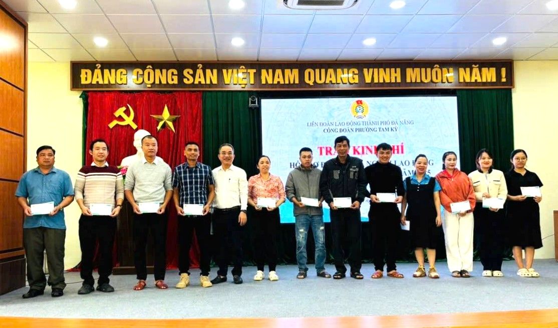 Gan 200 trieu dong ho tro nguoi lao dong Tam Ky, Da Nang vuot qua kho khan sau mua lu. Anh: Truong An