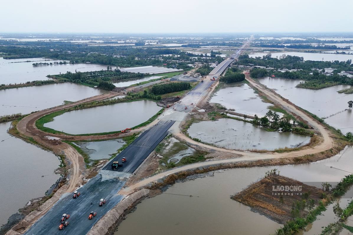 Nhung ngay dau thang 12.2025 — khi thoi gian dang dan “can”, cac nha thau thi cong cao toc Can Tho – Ca Mau lien tuc lam viec ngay dem va duoi thoi tiet that thuong, de kip thong xe dung cam ket vao ngay 19.12.2025.