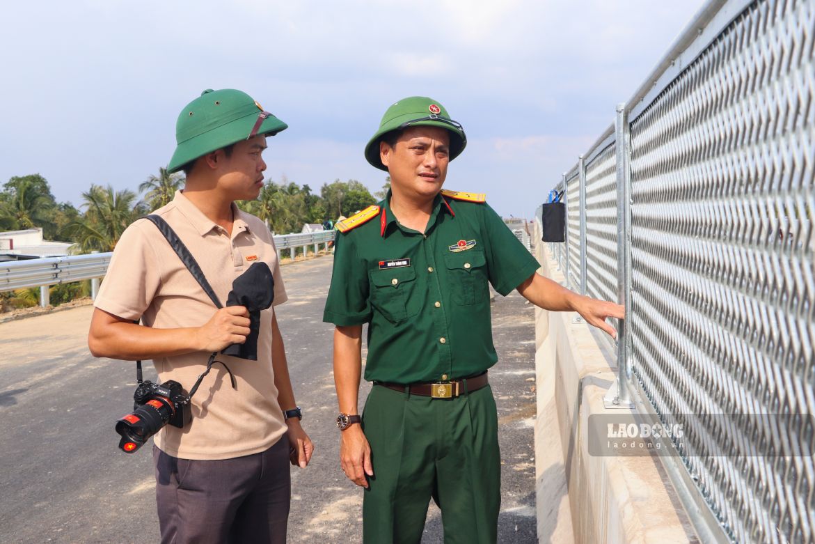 Trao doi voi phong vien Bao Lao Dong, Trung ta Nguyen Thanh Vinh - Pho Giam doc Ban Truong Son Nam cho biet, tien do thi cong tuyen chinh do don vi phu trach da hoan thanh khoang 97% khoi luong, trong do phan tham be tong nhua da duoc thi cong xong. Cac hang muc con lai dang duoc trien khai va se hoan tat truoc ngay 12.12.