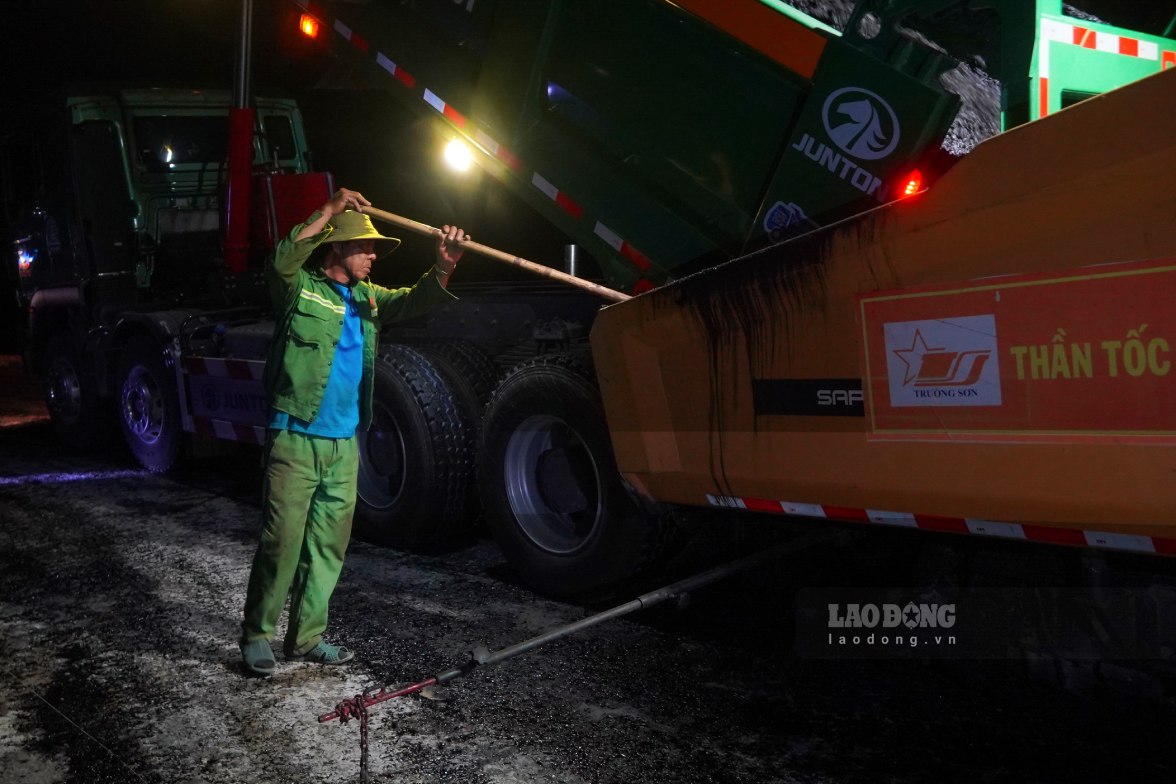 Ong Nguyen Van Dat - Can bo ky thuat cua Ban Truong Son Nam cho hay, don vi da tranh thu thoi tiet thuan loi de tang toc thi cong o giai doan nuoc rut. Cac mui thi cong duoc bo tri lam viec lien tuc, duy tri suot dem den khoang 7 gio sang hom sau.