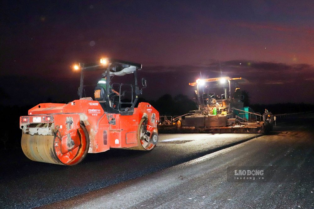 Tai doan Tong Cong ty 36 phu trach, ong Thai Duy Lien - Chi huy truong cong trinh thong tin, tinh den thoi diem nay, phan cau da hoan thanh toan bo, phan duong da thi cong dat 90%. Con 600m dang thi cong cap phoi da dam.