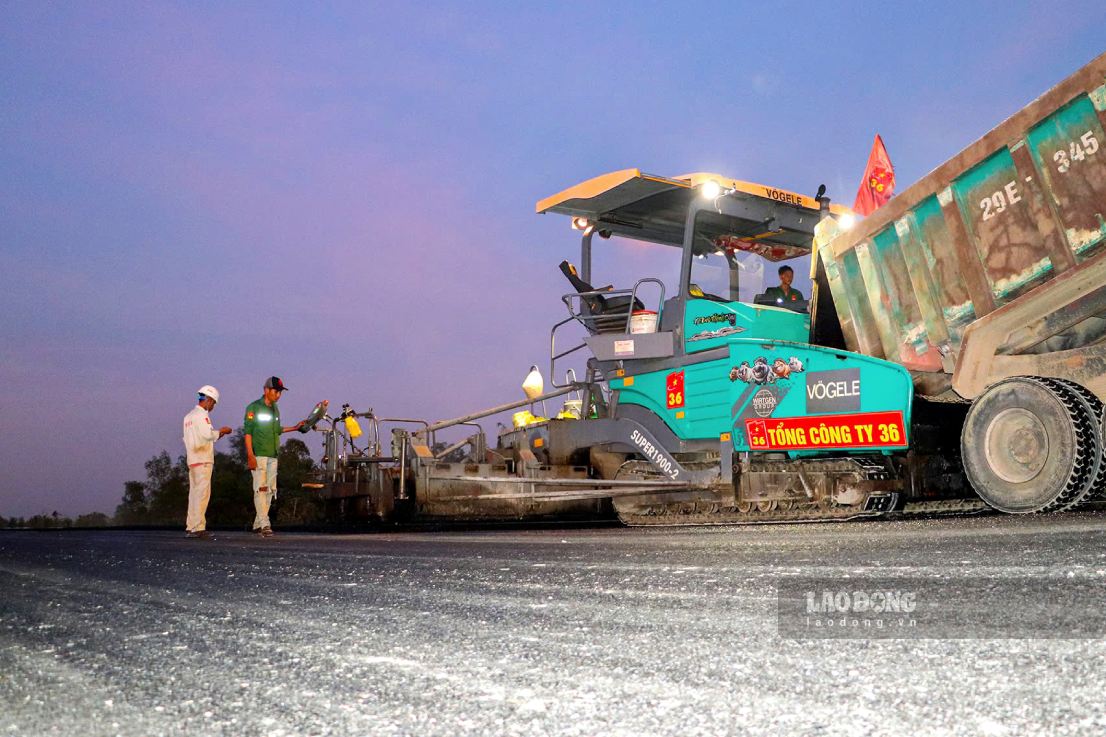 “Don vi dang trien khai dong loat cac mui thi cong va cam ket se hoan thanh dua du an thong xe vao ngay 19-12”, ong Thai Duy Lien neu ro.