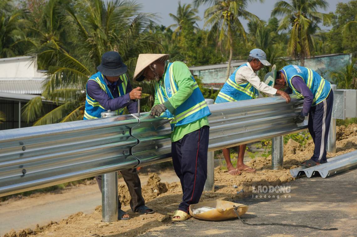 Theo bao cao cua Ban Quan ly du an My Thuan, tinh den ngay 2.12, san luong uu tien thi cong dat 90%. Hien nay, cac don vi thi cong dang tap trung may moc thiet bi thi cong mong mat duong va he thong an toan giao thong.