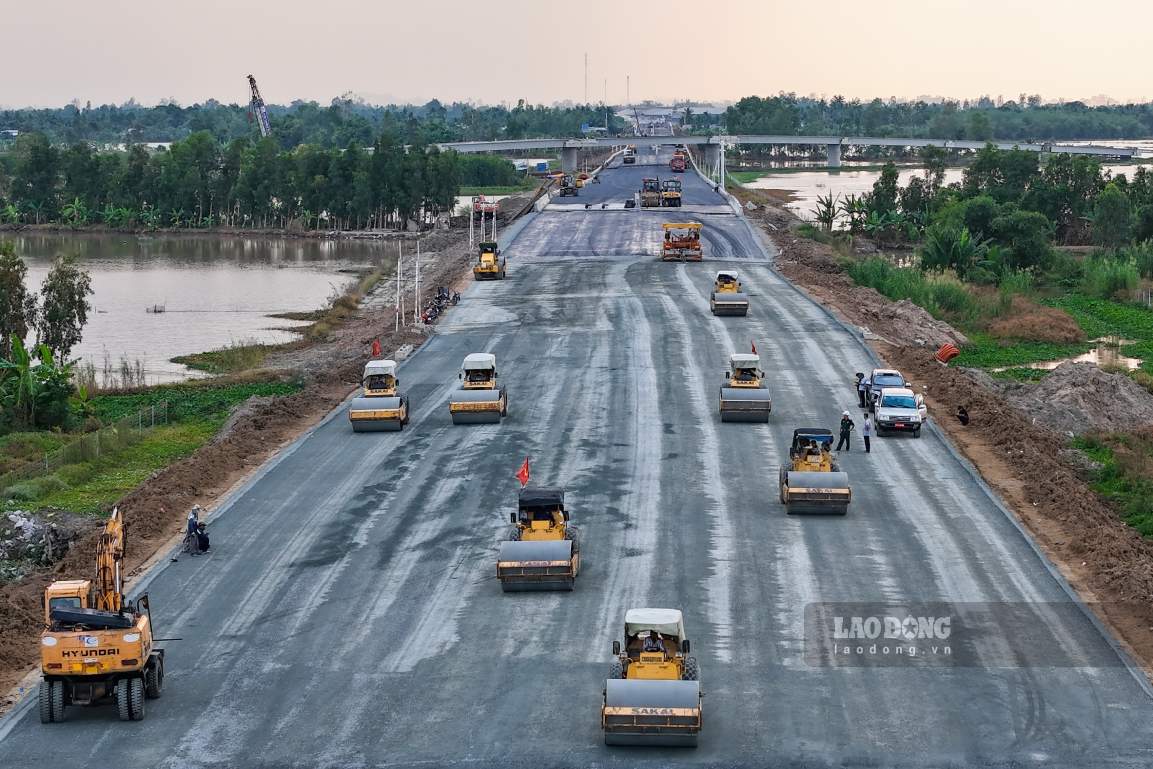 Toan du an da huy dong 1.150 may moc thiet bi, 2.100  nhan cong. Tap trung to chuc thi cong 3 ca, 4 kip dua du an hoan thanh dung tien do 19.12.2025.