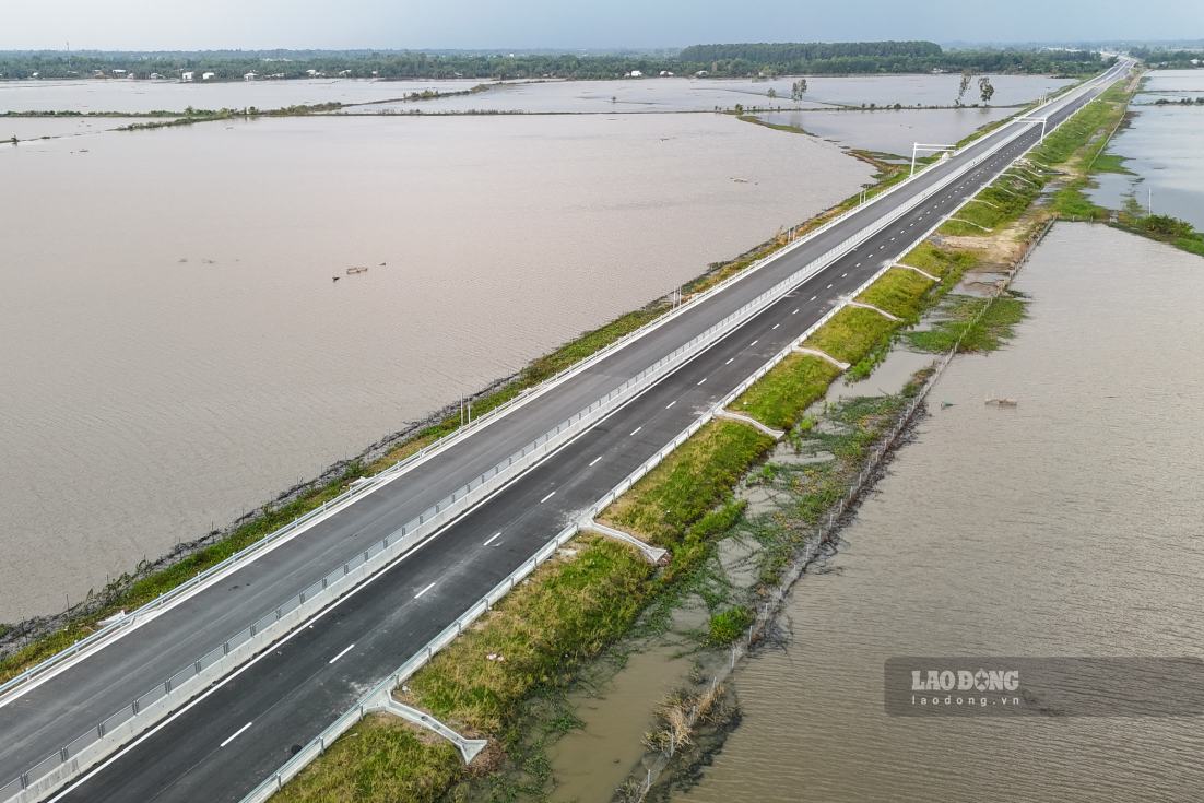 Cao toc Can Tho – Ca Mau co chieu dai tuye chinh dai hon 110 km dang o giai doan nuoc rut. Voi tinh than “xuyen dem, bat chap mua gio”, cac luc luong thi cong dang no luc khong ngung de hoan thien toan bo du an, dap ung dung cam ket thong xe 19.12.2025.