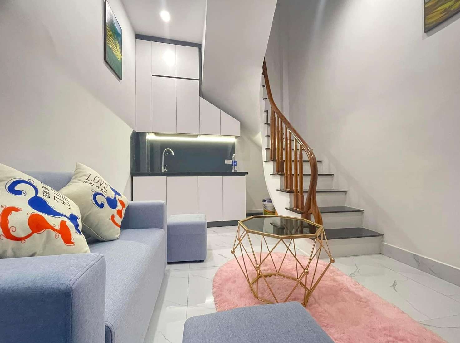 The super-small alley housing market in Hanoi of just over 10 square meters without red books is reflecting the great pressure of the housing problem in Hanoi when the population increases rapidly, land fund is limited, and house prices skyrocket. Photo: Character provided