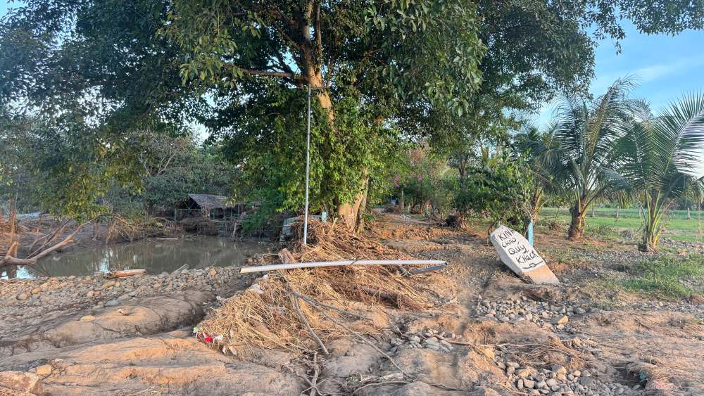 Loi vao mot khu du lich sinh thai van con ngon ngang sau lu. Anh: Duy Tuan 