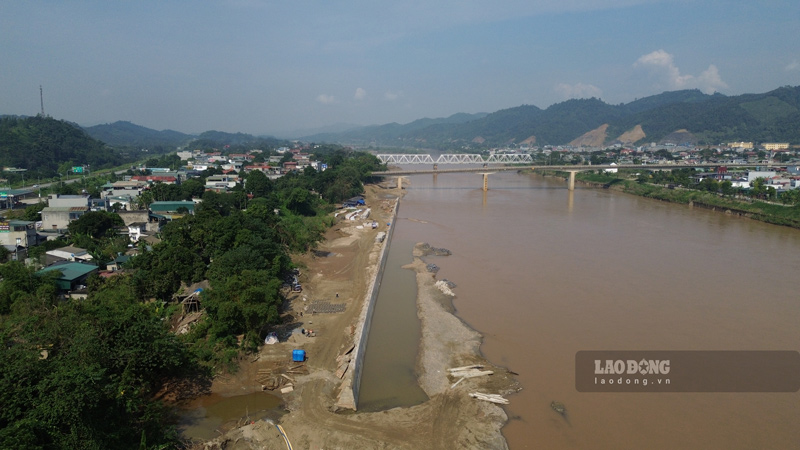 라오까이성 바오탕현의 홍강 강둑 산사태 방지 제방. 사진: Dinh Dai