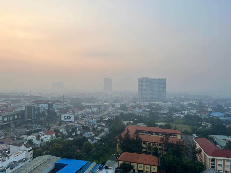 Many high-rise buildings were covered in fog this morning. Photo: Ha May
