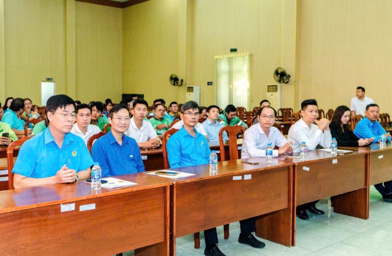 Representantes de organizaciones sindicales de la ciudad de Ho Chi Minh y unidades relacionadas participan en el programa. Foto: Duc Long