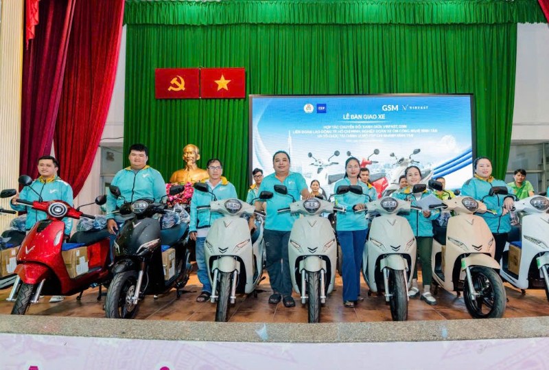 Cac doan vien Nghiep doan Xe cong nghe Binh Tan vui ve nhan xe dien thay the xe xang. Anh: Duc Long