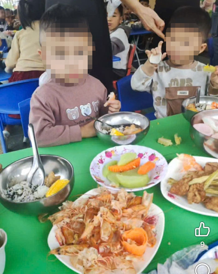 Phu huynh nghi thuc pham khong dam bao tai Truong Mam non Hoa Sen (xa Bao Ha, tinh Lao Cai). Anh: Tien Dung 