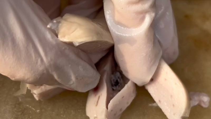 Ben trong xuc xich co vat the la, tom sau khi hap bi mem, den va rung dau. Anh: Tien Dung