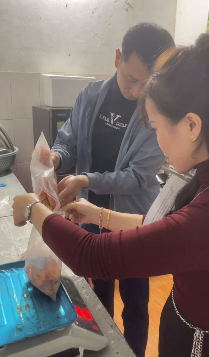 Niem phong, lay mau thuc pham de giam dinh. Anh: Tien Dung