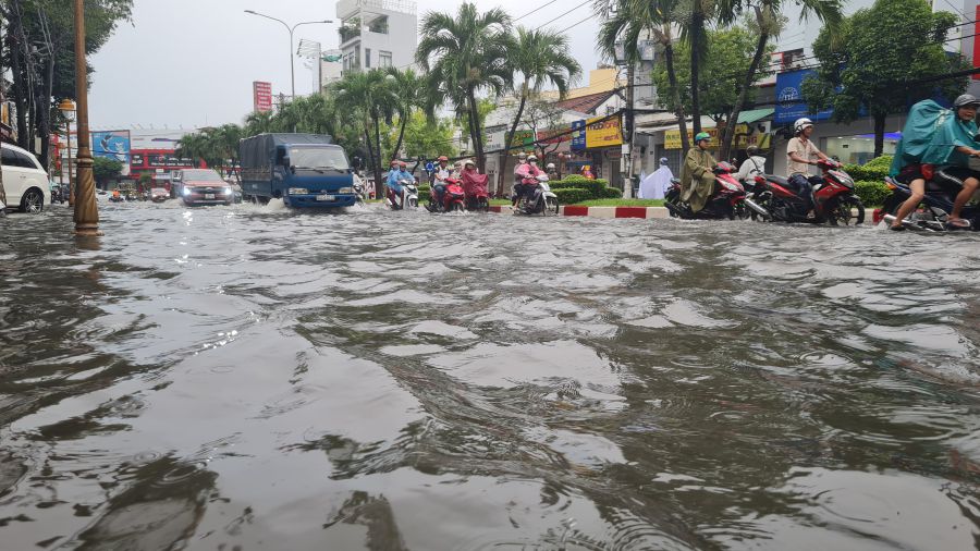 Heavy rain and high tides have caused many urban areas in the West to be deeply flooded, affecting daily life and production. Photo: Phuong Anh