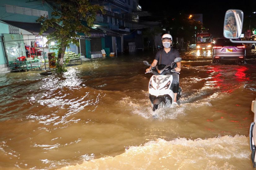 Mua lon, trieu cuong dang lam nhieu do thi o mien Tay ngap sau, anh huong sinh hoat, san xuat. Anh: Phuong Anh