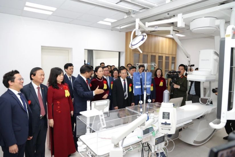 Member of the Party Central Committee, Minister of Health Dao Hong Lan and delegates visit the operating room of Bach Mai Hospital, Facility 2. Photo: Tran Minh