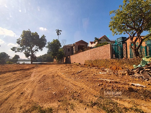 Many people are interested in the regulation on making red books for the first time. Photo: Xuyen Dong