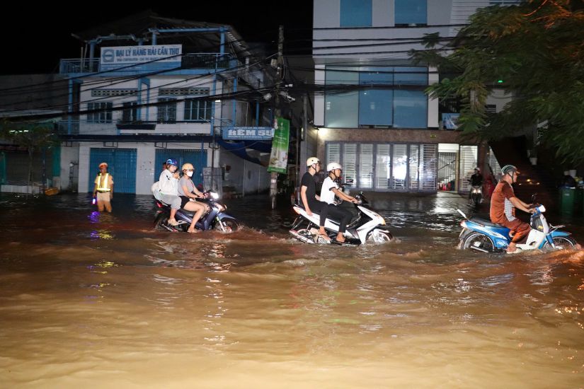 Cach Mang Thang Tam Street (Can Tho City) was deeply flooded due to high tides on November 6, 2025. Photo: Phuong Anh
