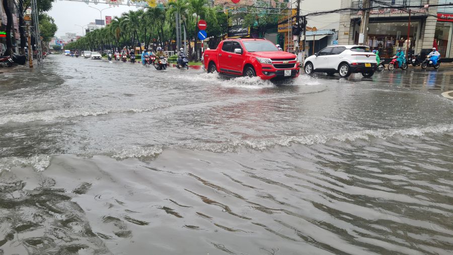 Mot so tuyen duong noi o cua phuong Bac Lieu (tinh Ca Mau) ngap sau do mua va trieu cuong hoi thang 11.2025. Anh: Nhat Ho
