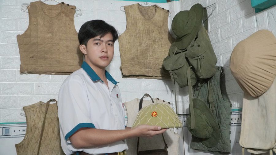 The wartime artifacts are the precious " giage" of student Mai Phu Hao. Photo: Nguyen Anh