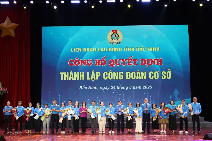 Leaders of the Vietnam General Confederation of Labor and the Bac Ninh Provincial Federation of Labor at the ceremony to announce the establishment of 18 grassroots unions, on August 24, 2025. Photo: Quyet Chien