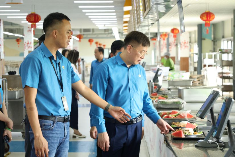 Chairman of the Bac Ninh Provincial Federation of Labor Thach Van Chung directly inspects meals for workers at enterprises. Photo: Quyet Chien