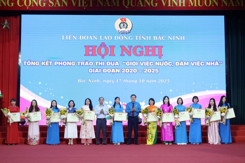 The leaders awarded Certificates of Merit to collectives with outstanding achievements in the emulation movement "Good at public work, good at home work" in the period of 2020-2025. Photo: Quyet Chien