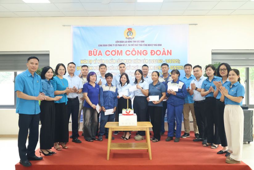 Los lideres de la Federacion Laboral Provincial de Bac Ninh felicitan el cumpleaños de los trabajadores en el Programa 'Comida Sindical' en el Sindicato de la Compañia Anonima de Tratamiento y Reutilizacion de Residuos Industriales de Hoa Binh. Foto: Quyet Chien