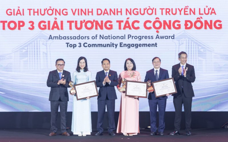 La maestra Huynh Thi Thuy Dung maestra de la escuela primaria Vo Thi Sau comuna de Quang Phu provincia de Lam Dong (tercera a la derecha) recibe el Premio 'Vinh danh nguoi truyen lua'. Foto Lam Duc