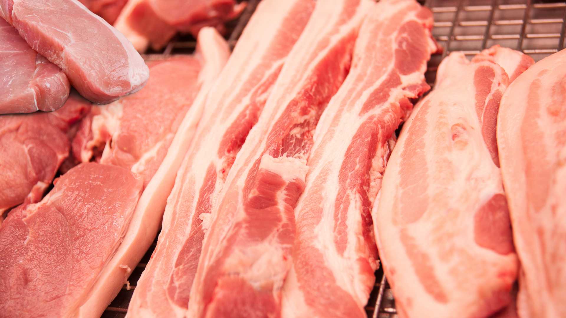 Pork can become a burden for the liver, so prioritize low-fat meat to protect liver function. Graphic photo: Huong Son