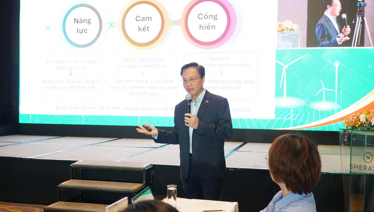 Mr. Bui Minh Tien presented a speech on the Petrovietnam Talent Management Plan to 2030. Photo: Mai Phuong.