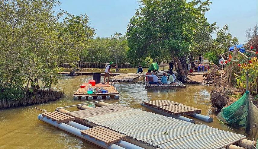 Vao rung phong ho phat trien du lich vua bao ve rung vua khai thac mat nuoc de lam du lich. Anh: Nhat Ho