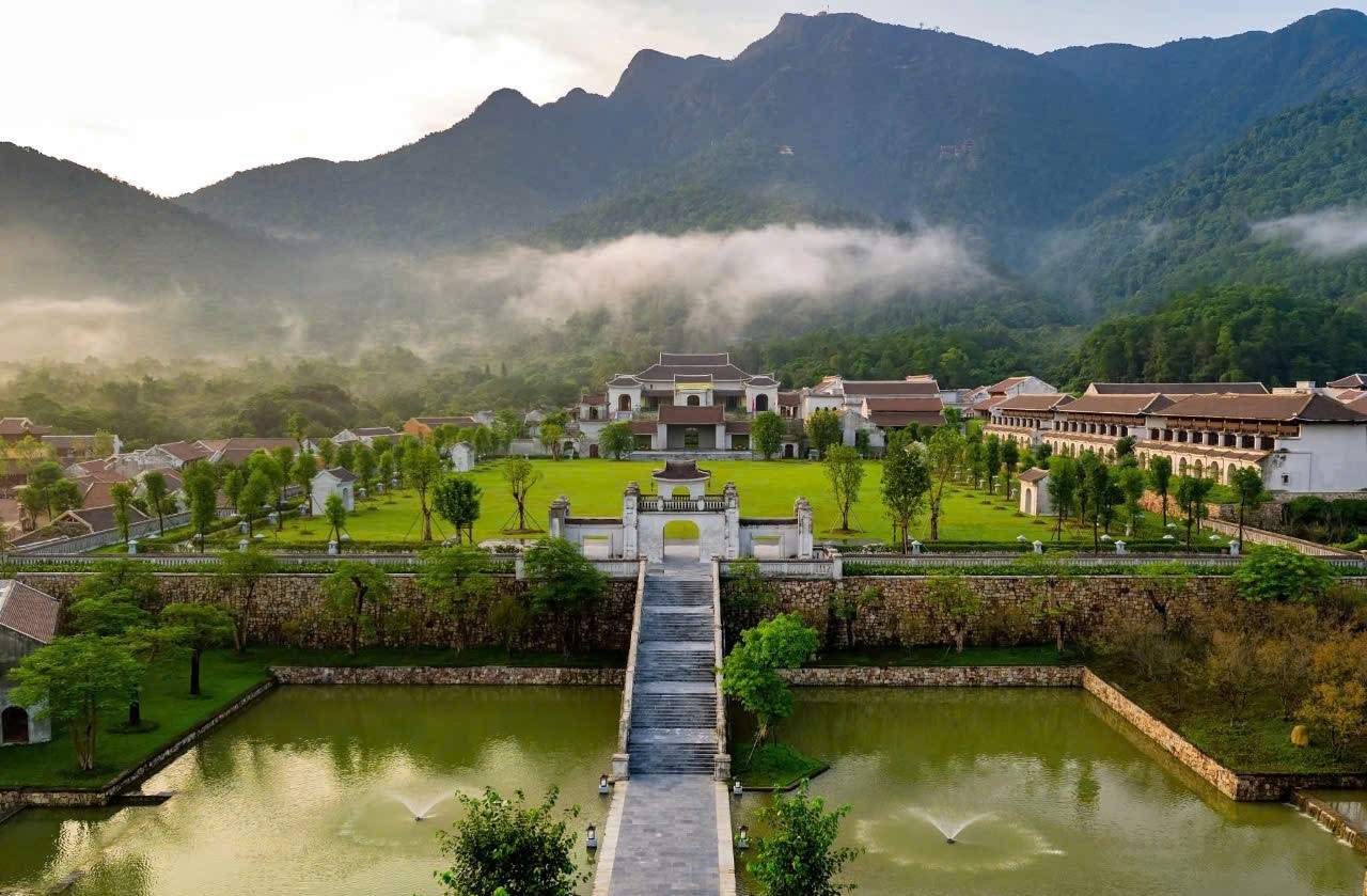 Minh Tam Square, belonging to Yen Tu National Park and Forest - where the Ceremony to Receive the Certificate of Recognition of Yen Tu - Vinh Nghiem - Con Son Monument and Scenic Landscape Complex, and Kiep Bac World Cultural Heritage took place. Photo: Nguyen Hung