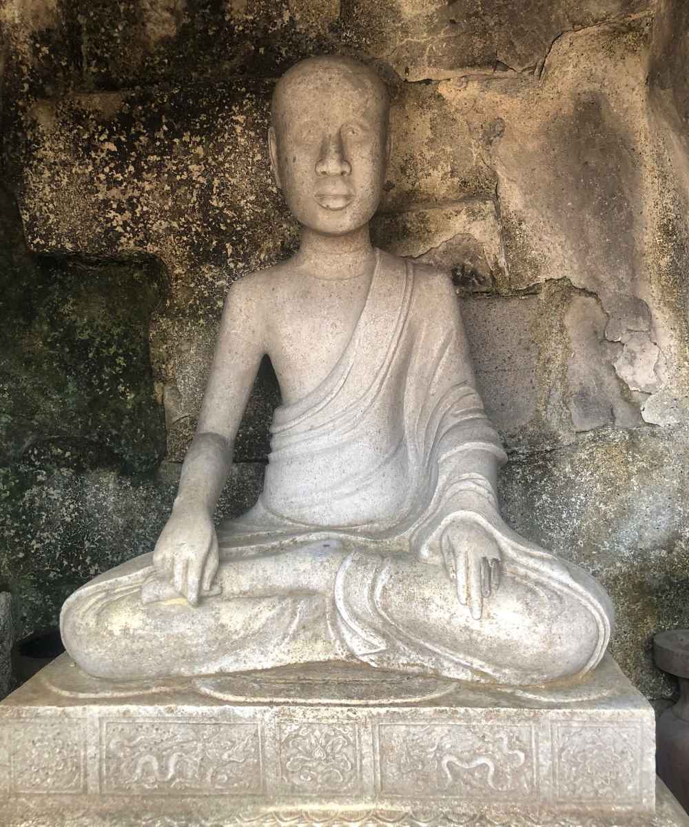 Tuong Phat hoang Tran Nhan Tong - bao vat quoc gia - tren Yen Tu. Anh: Nguyen Hung 