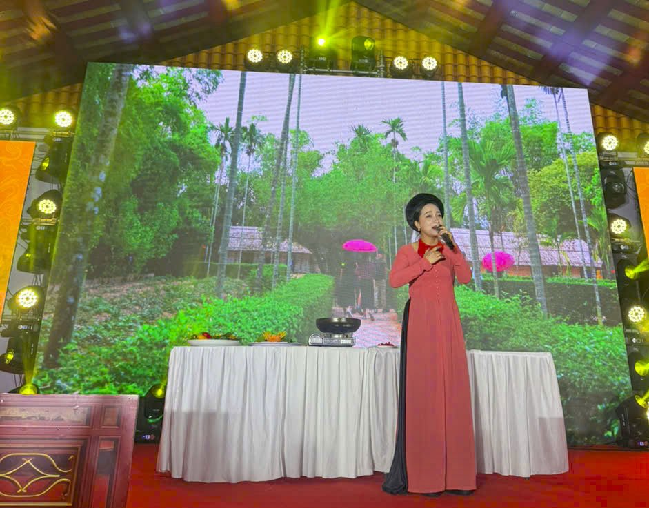 Bieu dien Dan ca Vi Giam tai Lien hoan Am thuc Quoc te “Hue – Kinh do Am thuc”. Anh: QUANG DAI