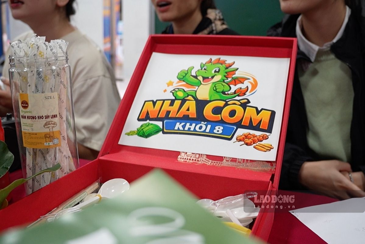 Cac gian hang am thuc do chinh cac khoi lop chuan bi, hoat dong nhay sao cung thu hut luong lon nguoi tham gia. Anh: Minh Phuong 