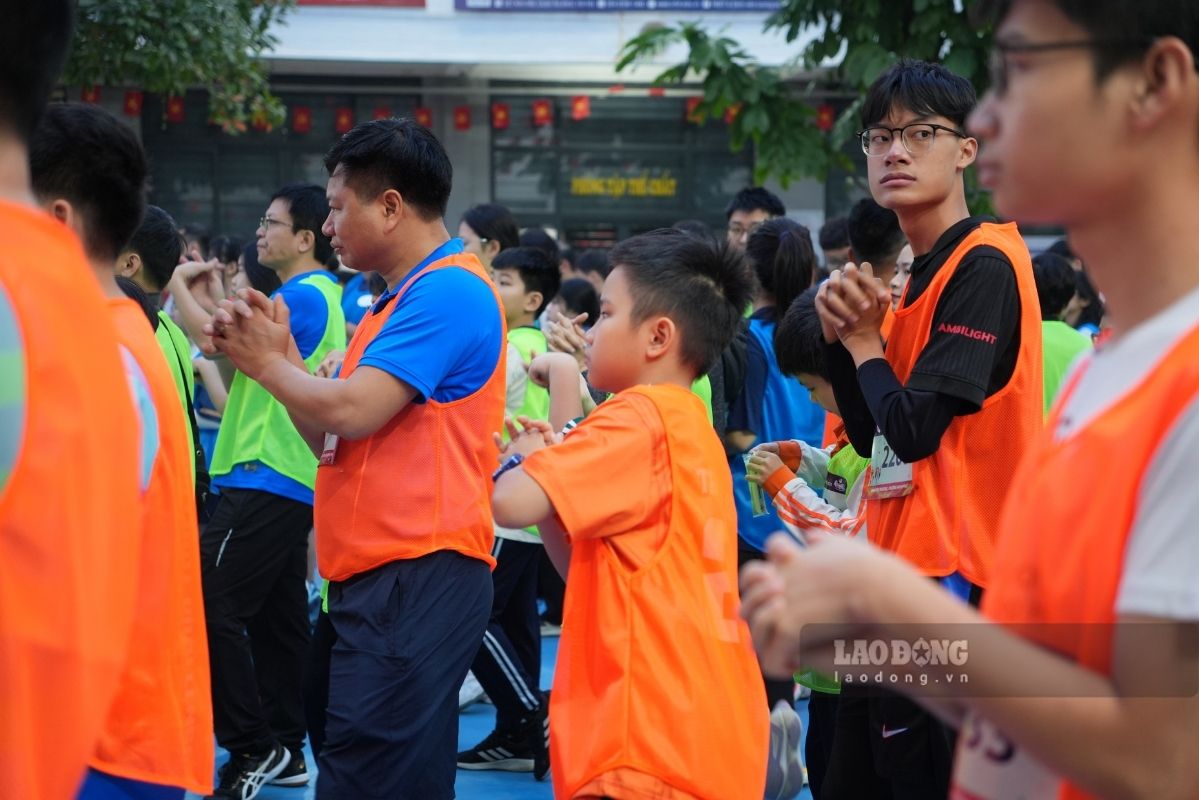 Nhieu the he trong gia dinh cua cac hoc sinh tham gia giai chay nghe pho bien cung duong va khoi dong truoc giai chay. Anh: Minh Phuong 
