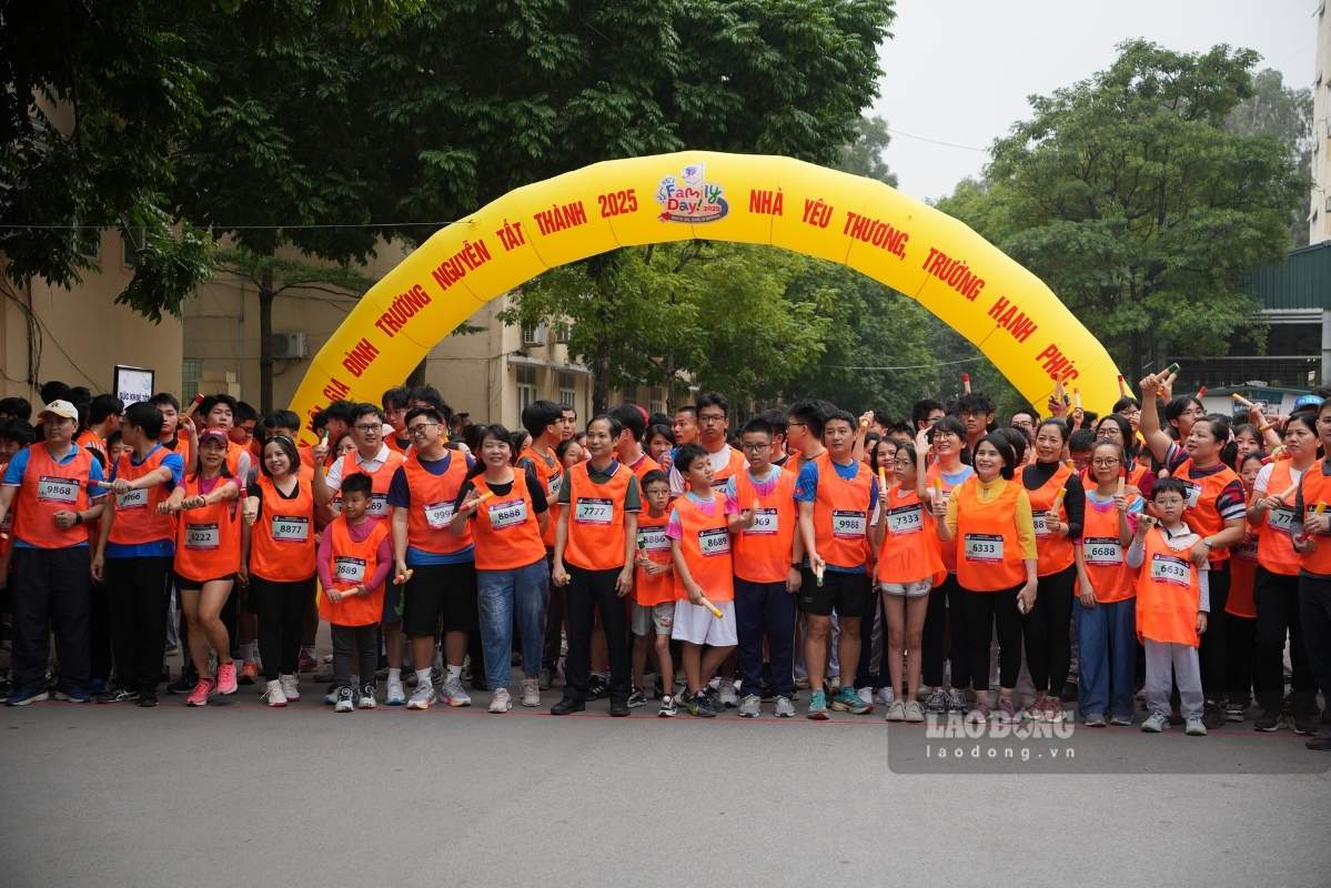 Nearly 1,000 members joined in the rhythm of Nguyen Tat Thanh School Family Festival. Photo: Minh Phuong