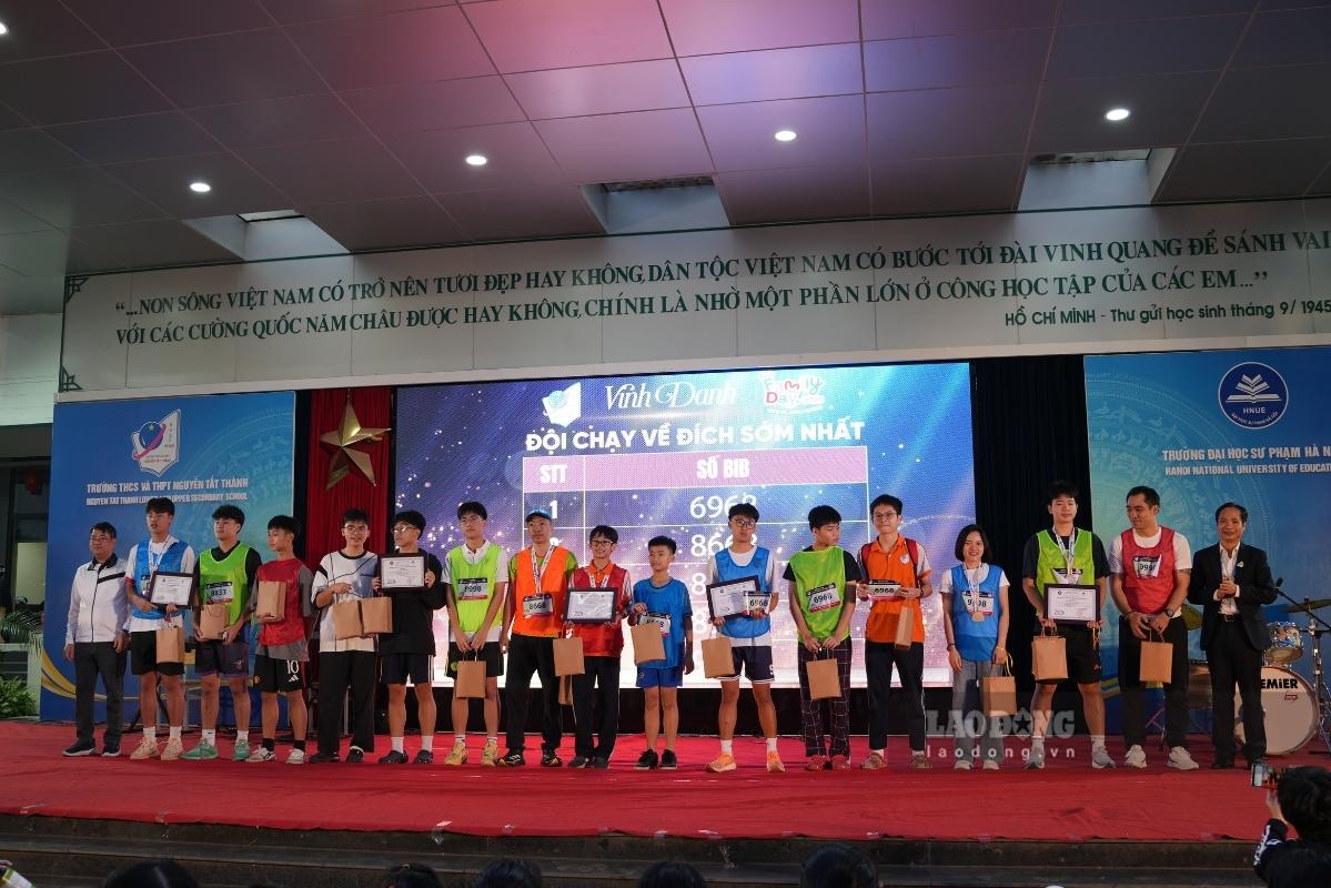 5 doi thi can dich som nhat duoc vinh danh, trao giai trong ngay hoi. Anh: Minh Phuong 