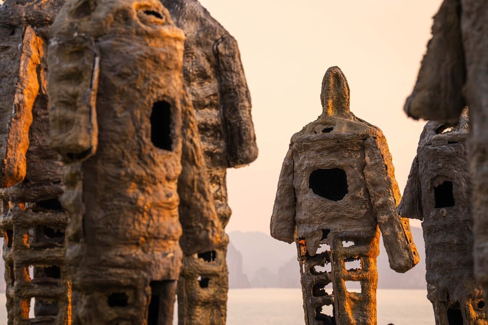 Dai dien UBND phuong Bai Chay nhan dinh, trien lam khong chi gop phan lam dep khong gian cong cong ven bien ma con lan toa tinh than tu hao dan toc, dong thoi bo sung mot diem nhan van hoa moi cho khu vuc Bai Chay noi rieng va du lich Quang Ninh noi chung. Trien lam se duoc trung bay trong vong 3 nam tai khong gian nghe thuat nay.