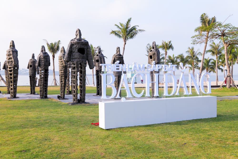 The exhibition - arrangement of "Bach Dang" by artist Le Huu Hieu officially opened in Ha Long (Quang Ninh). Photo: Character provided