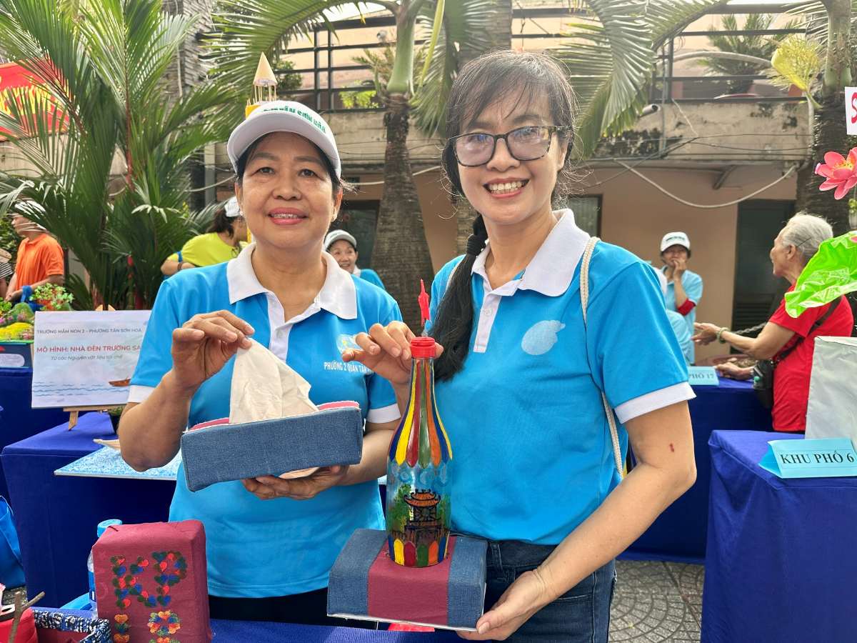 Nhung mo hinh duoc cac khu pho thuc hien tu rac tai che duoc trung bay tai Ngay hoi phan loai rac tai nguon. Anh: Minh Tam