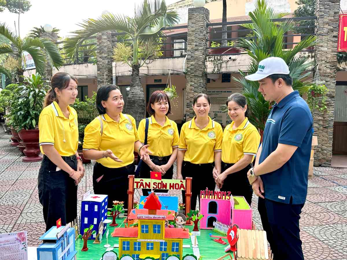 Ong Le Minh Truyen – Pho Chu tich UBND phuong Tan Son Hoa tham quan gian hang trung bay mo hinh lam tu rac thai tai che. Anh: Minh Tam