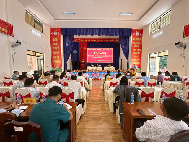 Un gran numero de votantes de la comuna de Da Huoai provincia de Lam Dong asistieron a la conferencia. Foto: Duc Lam