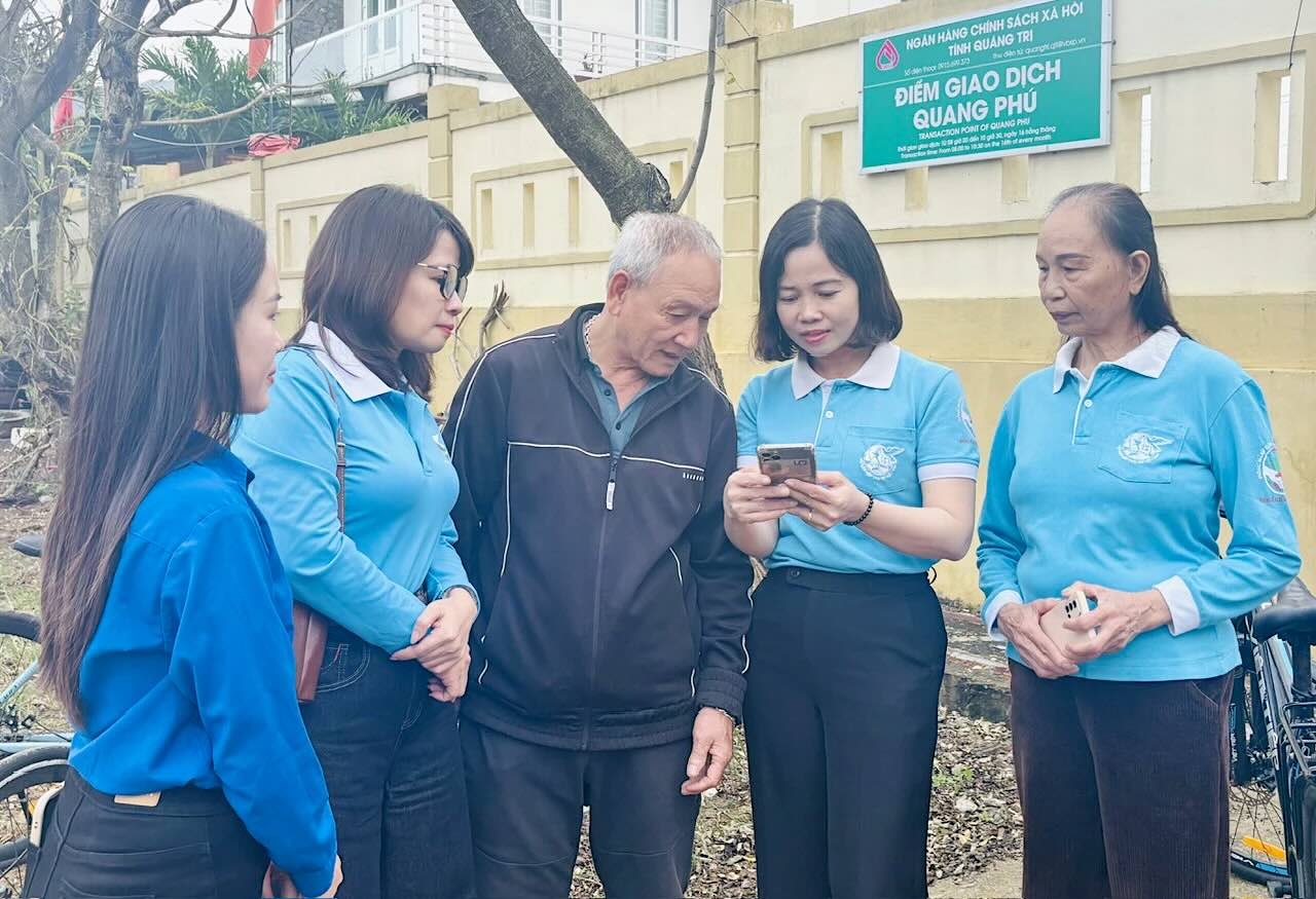 Funcionarios del Frente de la Patria de Vietnam en la provincia de Quang Tri difundiendo el movimiento Binh dan hoc vu so a la comunidad. Foto: Van Son