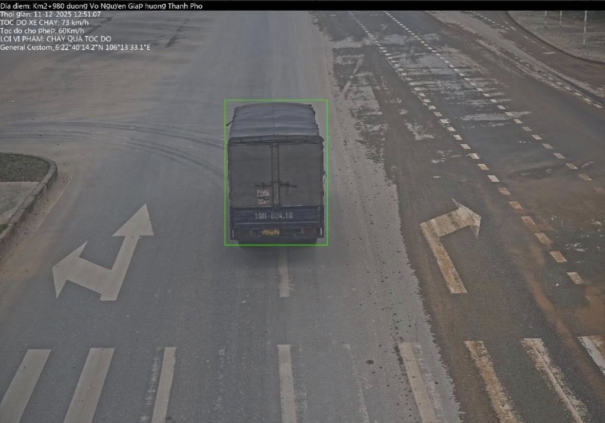 Un coche que circulaba a exceso de velocidad fue grabado por una camara infractora en la calle Vo Nguyen Giap. Foto: Policia de Cao Bang