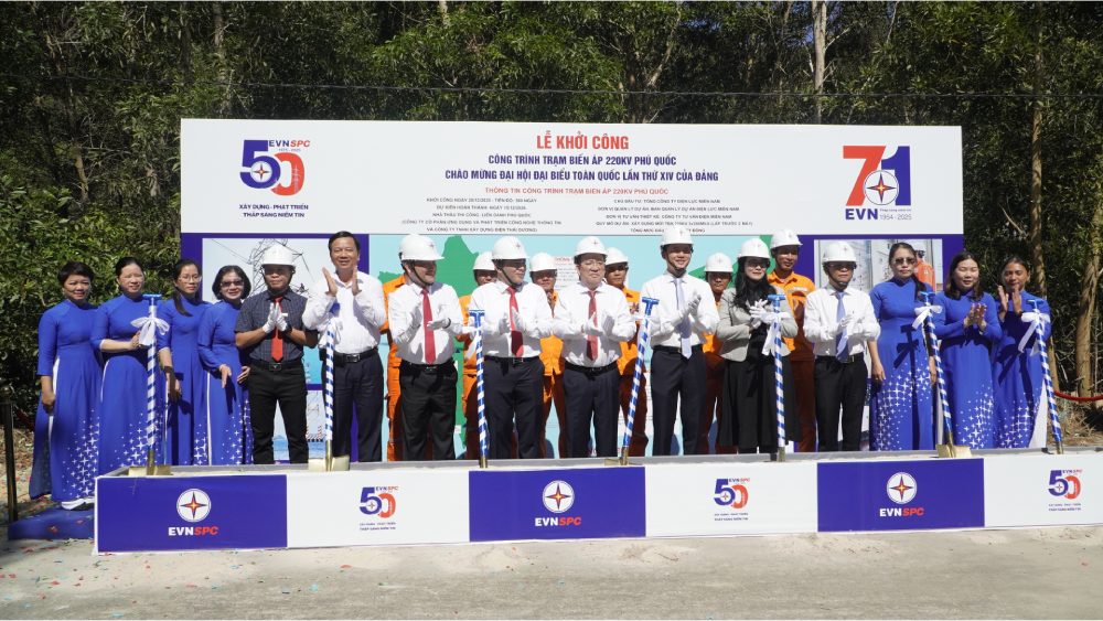 Dai bieu chup anh luu niem tai buoi le. Anh: Nguyen Anh