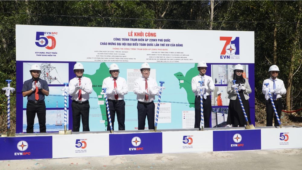 Delegates perform the groundbreaking ceremony of the "Phu Quoc 220kV Transformer Station" project. Photo: Nguyen Anh