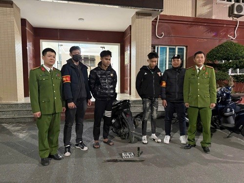 Mang kiếm xuống Hà Nội dạo phố, hai thanh niên Phú Thọ bị 141 bắt giữ